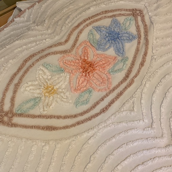 Vintage Cotton Chenille Bedspread 88” X 104” - Picture 2 of 6